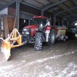 CVX mit Winterdienststreuer und Schneeschild